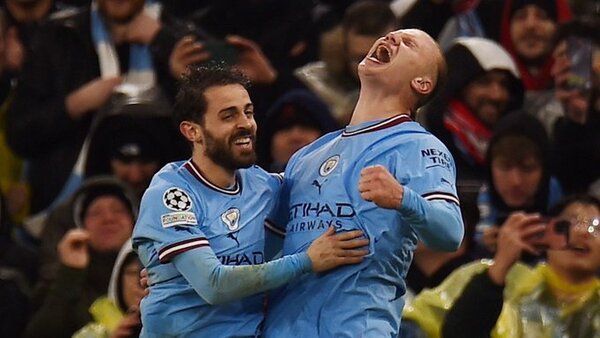 El Manchester City consigue gran ventaja en frenético duelo