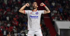 Versus / Gabriel Ávalos brilla con tres goles en el fútbol argentino y se llevó la pelota a casa