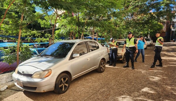 Ladrones dejaron mante abandonado automóvil que se robaron