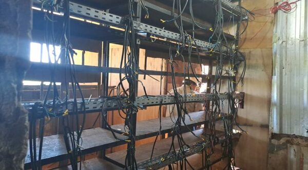 ANDE acompañó allanamientos por casos de robo de energía en Alto Paraná - Oasis FM 94.3