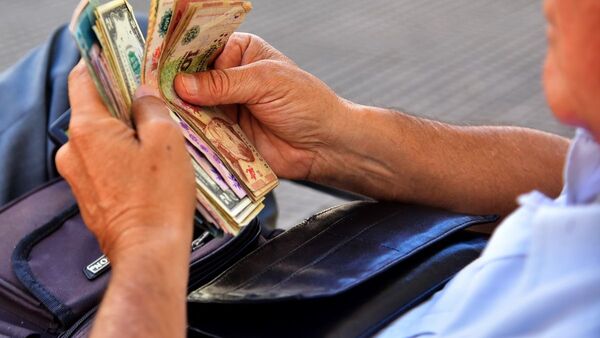 Hablan de fuga de dólares hacia la Argentina y la cotización sigue alta
