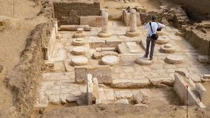 Misión arqueológica descubre una tumba de forma de templo en Egipto