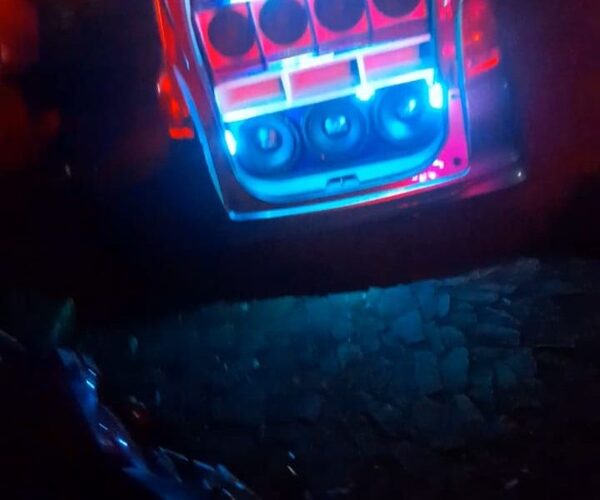 Borracho escuchaba música a todo volumen y molestaba a vecinos