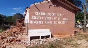 Techo de escuela se derrumbó porque cortaron un árbol y le cayó encima - Radio Imperio