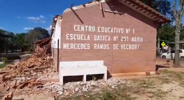 Techo de escuela se derrumbó porque cortaron un árbol y le cayó encima - Radio Imperio