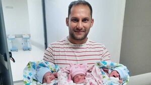 Querían darle un hermanito a su hija y tuvieron trillizos