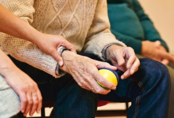 Parkinson: tratamiento oportuno puede mejorar la calidad de vida del paciente | Lambaré Informativo