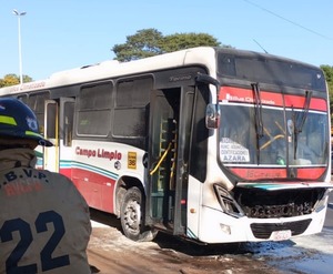 Diario HOY | Bus de la Línea 36 se incendió sobre la Transchaco