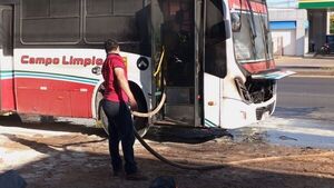 Colectivo fuera de línea se incendia camino al taller en la Transchaco