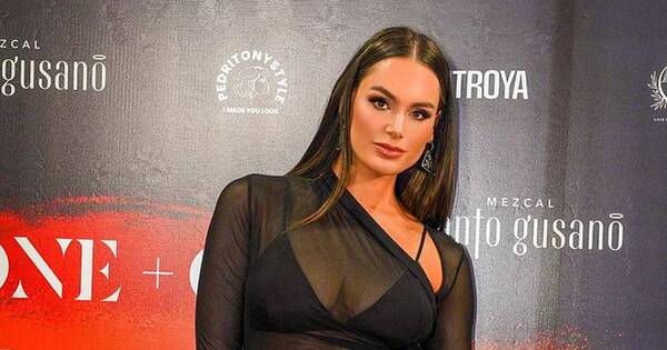 La Nación / ¡Despampanante! Stephi Stegman lució sexy vestido en evento de moda en Miami