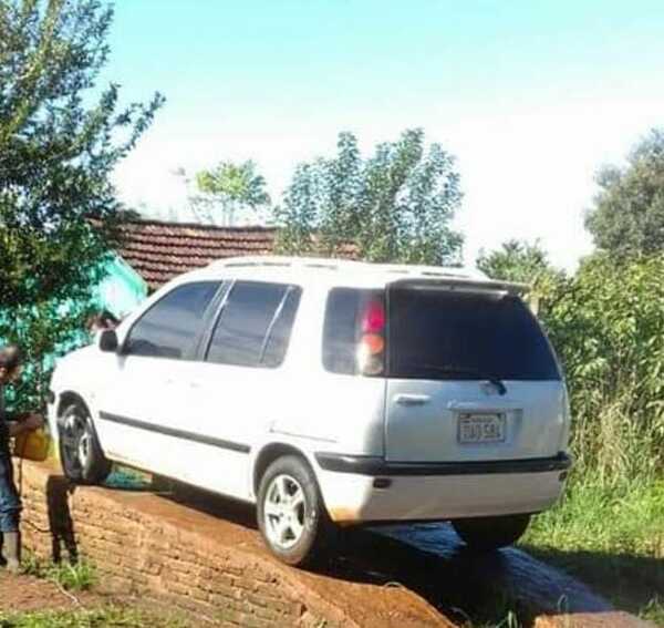 Hurtan automóvil del patio de una vivienda en Encarnación