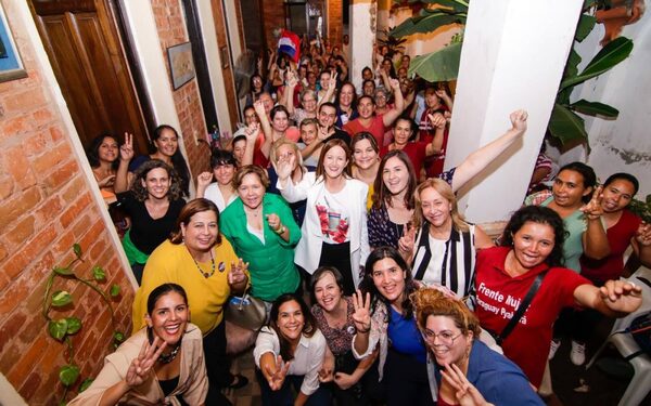 Desterrar violencia contra la mujer y acceso a oprtunidades promete Sole