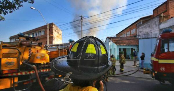 La Nación / Advierten sobre falsos bomberos que piden dinero en las calles