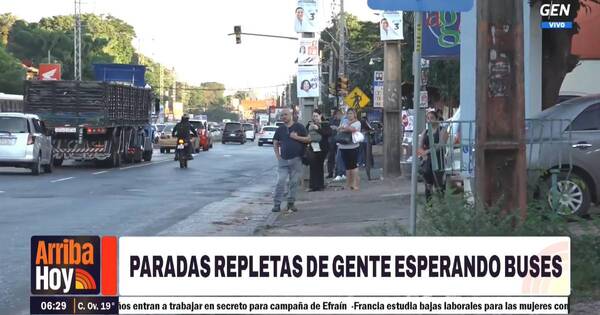 La Nación / Paradas repletas: pasajeros denuncian que aguardan por una hora o más