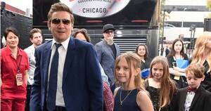 La Nación / Actor de Marvel, Jeremy Renner, reaparece con bastón en mano tras accidente