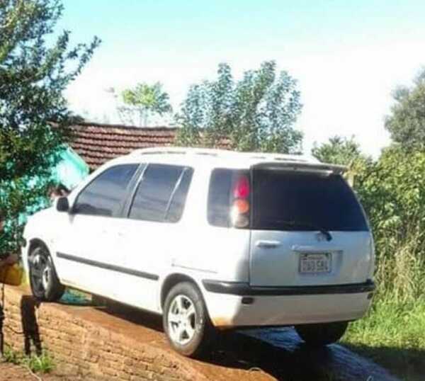 HURTARON UN VEHÍCULO DEL PATIO DE UNA CASA EN ENCARNACIÓN - Itapúa Noticias