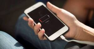 La Nación / No hay que cargar el celular en lugares públicos, afirman especialistas