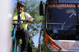 Subieron a colectiveros a bicis para que sientan el "roce" de los micros
