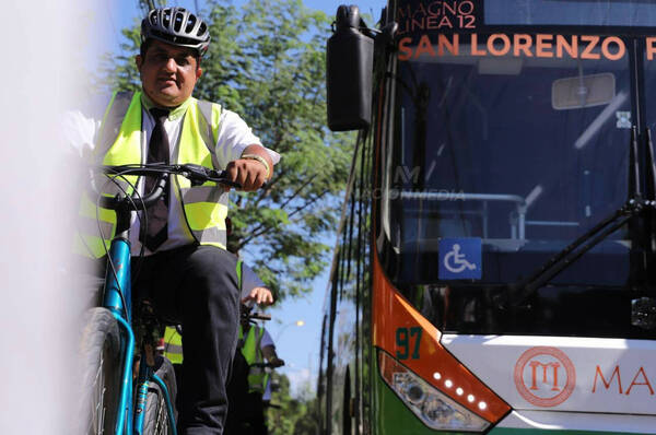 Subieron a colectiveros a bicis para que sientan el "roce" de los micros