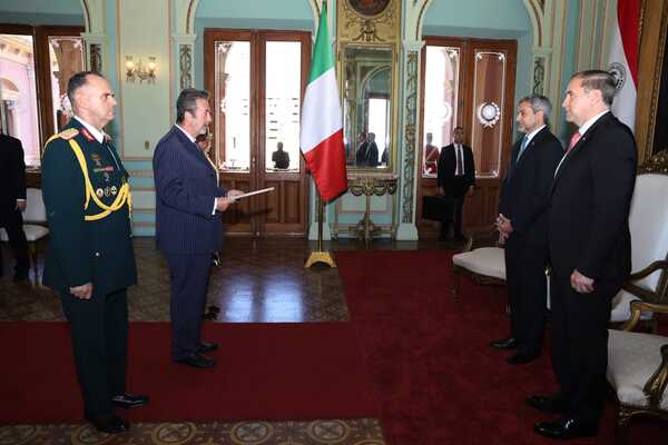 Presidente recibió las cartas credenciales del embajador de Italia - .::Agencia IP::.