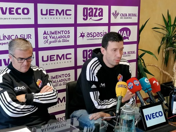 Club español felicita a un jugador por su paternidad y descubren su doble vida