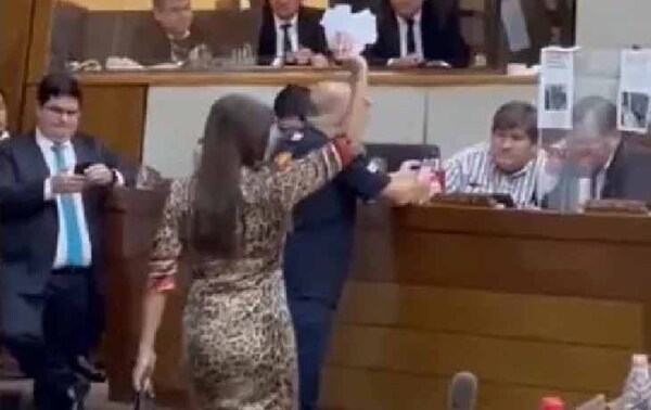 Celeste Amarilla lanza billetes falsos a Bachi Núñez – Prensa 5