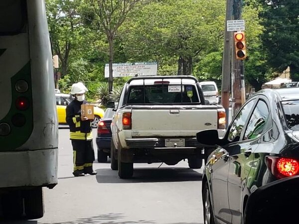 Denuncian a bomberos “truchos” que recaudan en las calles