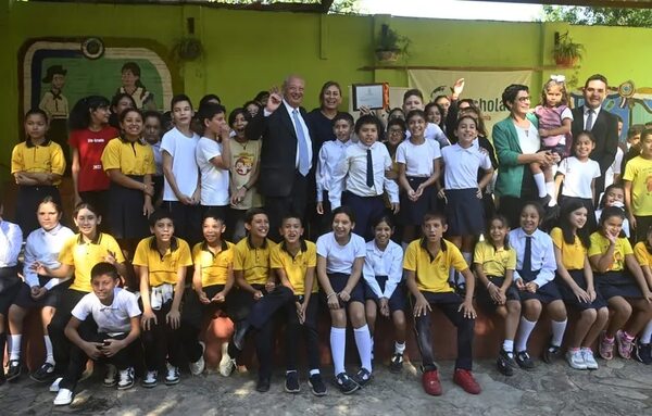 Fundación del Papa Francisco entregó placa bendecida a escuela del Bañado Norte - Nacionales - ABC Color