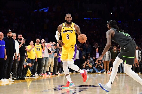 Diario HOY | Lakers vuelven a playoffs con un caótico triunfo ante Minnesota