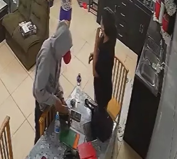 Delincuente se mete a casa y asalta a tres menores | 1000 Noticias