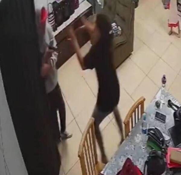 [VIDEO] Pequeña ofreció sus ahorros a un malevo que entró a su casa a robar