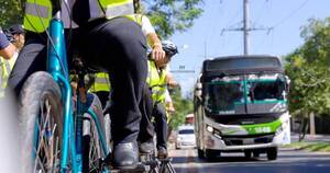 La Nación / Choferes pedalearon y conocieron el respeto a distancia establecida para adelantarse
