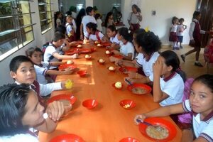 Empresa condiciona entrega de almuerzo escolar con pago de millonaria deuda, en Alto Paraguay  - Noticias del Chaco - ABC Color