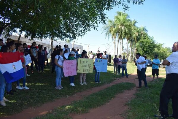 Estudiantes de Enfermería y Obstetricia-UNA Quiindy piden que culmine abandonada construcción de sede  - Nacionales - ABC Color