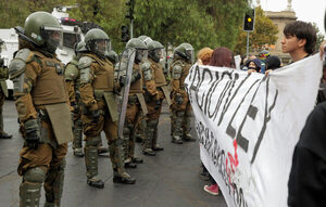 Estudiantes protestan en Santiago contra la polémica ley de seguridad - MarketData
