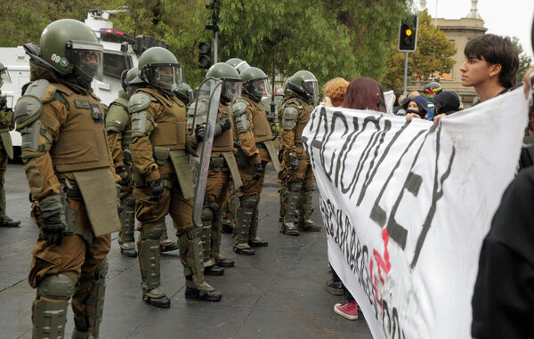 Estudiantes protestan en Santiago contra la polémica ley de seguridad - MarketData