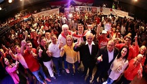 Santiago Peña se reúne con colorados residentes en Argentina