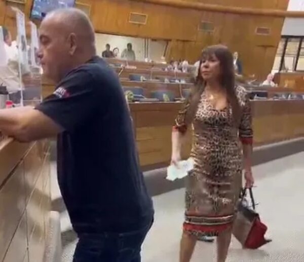 Video: nuevo “round” a billetazos entre Celeste Amarilla y “Bachi” Núñez - Política - ABC Color