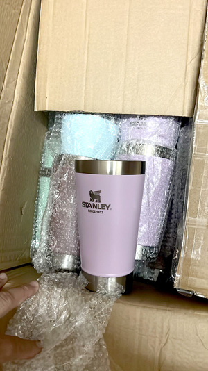 Decomisan una gran cantidad de termos “Stanley” falsificados y fármacos vencidos - La Clave