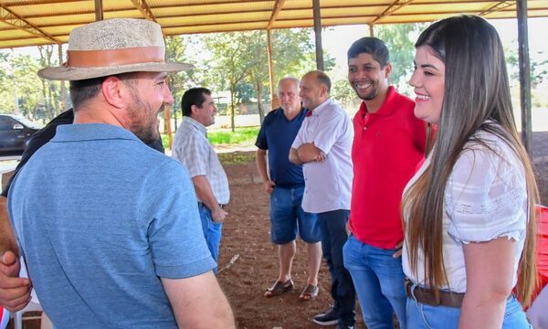AUTORIDADES DE MBARACAYU ACOMPAÑAN CANDIDATURA DE BETTINA AGUILERA