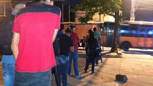 Agobiante espera por un bus: Filas, empujones y colectivos abarrotados