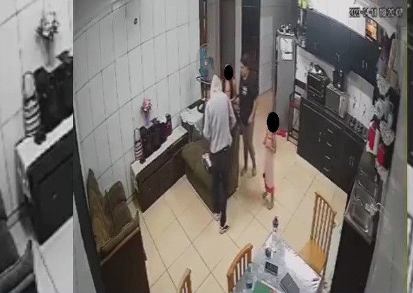 CON ARMA DE FUEGO ASALTAN A UNA MUJER Y SUS DOS HIJAS EN SU DOMICILIO - La Voz del Norte