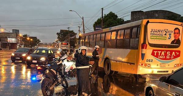 La Nación / Continúa cierre de un tramo de Eusebio Ayala en medio de intenso temporal