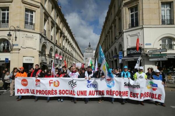 Francia vive las últimas protestas antes de una decisión clave sobre la reforma de pensiones de Macron - .::Agencia IP::.