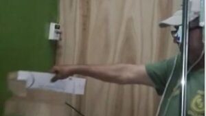 Soplaron con cartón toda la noche a una doña enferma