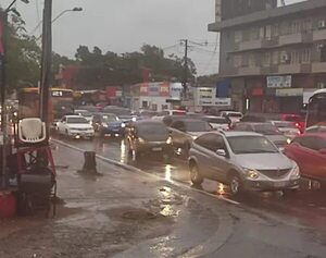 Torrencial lluvia sobre Asunción y Central genera caos en el tránsito  - Nacionales - ABC Color