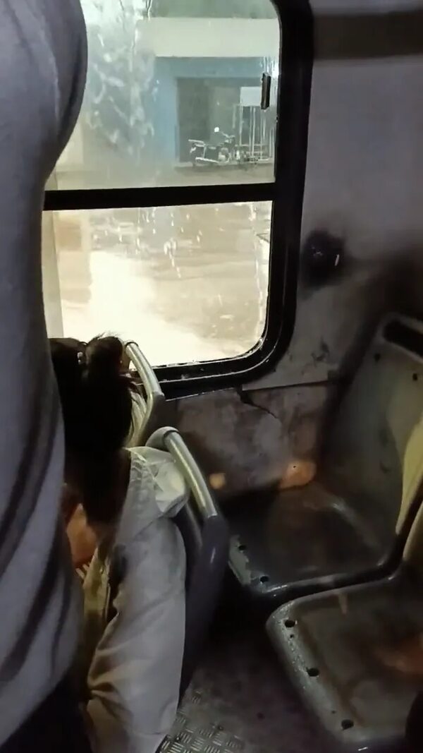 Pésimo servicio del transporte público: se filtra agua dentro de bus durante lluvias - Nacionales - ABC Color