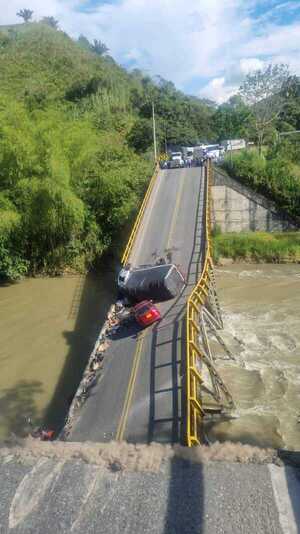Derrumbe de un puente deja dos policías muertos y varios heridos en Colombia | 1000 Noticias