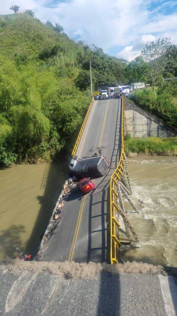 Derrumbe de un puente deja dos policías muertos y varios heridos en Colombia | 1000 Noticias