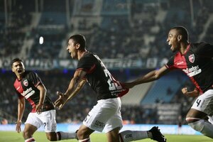 Versus / Triunfazo de Newell's ante Racing, en el "Cilindro", con gol de Gustavo Velázquez